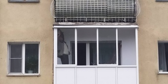 Балкон с холодным прямым остеклением, обшивкой пластиковыми панелями