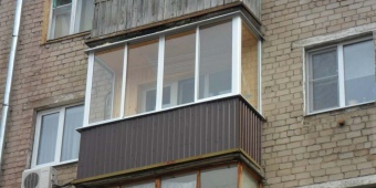 Балкон с П-образным остеклением. Внутренняя отделка из вагонки, а внешняя из сайдинга