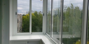 Остекление П-образного балкона с внутренней отделкой пластиковыми панелями
