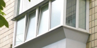 Панорамное пластиковое остекление балкона с наружной оформлением